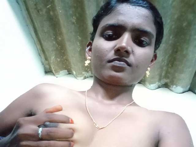 Dusky Tamil Girl Boobs Show Selfie