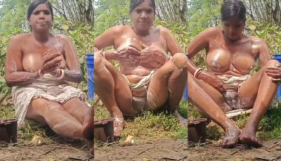 Village Aunty Outdoor Bathing Masturbating