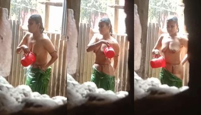 Village Bhabhi Bathing Secretly Captured
