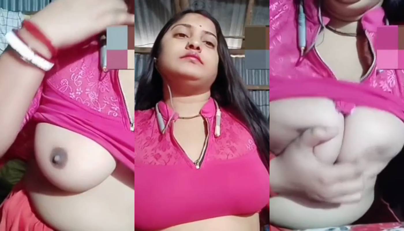 Sexy Boudi Showing Boobs
